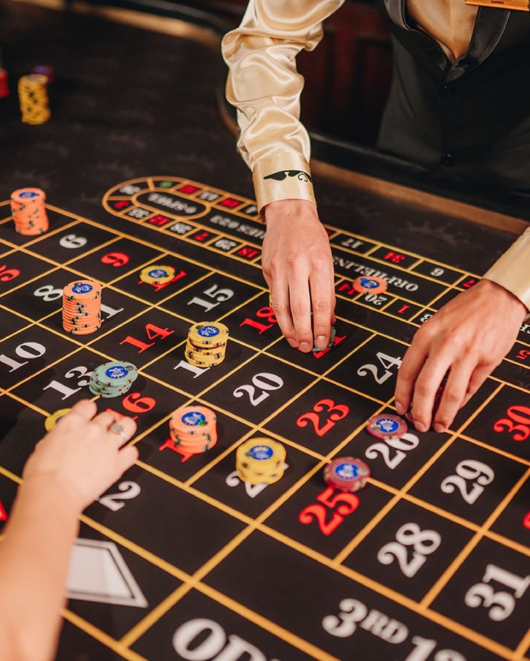 Sticky Wilds, Cascades und Respins: Wie Bonusmechaniken die Slot-Volatilität verändern